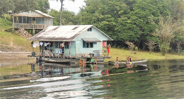 Famílias indígenas e ribeirinhas no interior do Amazonas