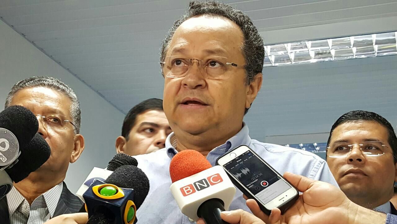 TRE-AM acata embargos e livra Silas Câmara da cassação