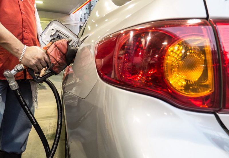 Brasileiros cruzam fronteira com Argentina e pagam menos por gasolina
