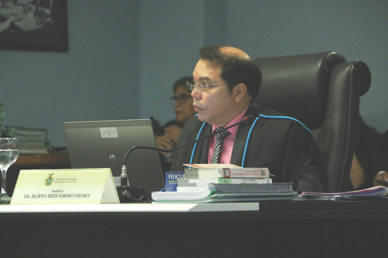 TCE auditor Aliฬpio Firmo
