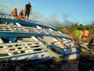 Passageiros e tripulantes tiveram que se arriscar e ficar sobre a embarcação