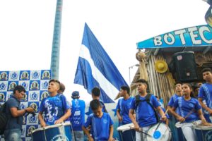 Marujadinha de Guerra durante o hasteamento do 'pavilhão' azul
