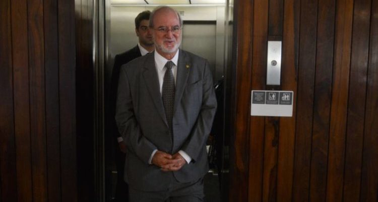 Preso AZEREDO CONDENADO VINTE ANOS
