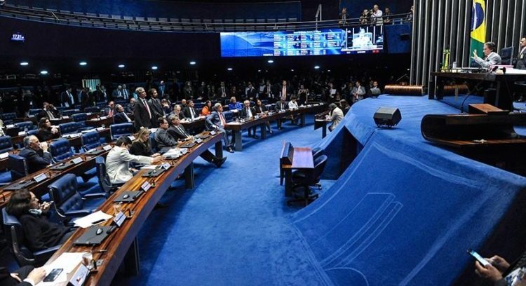 SENADO ISENTA GREVISTAS, DIESEL CAMINHONEIROS