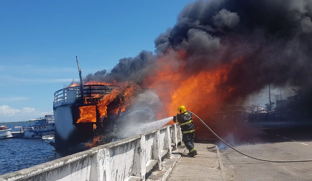 Incêndio barco Manaus Moderna