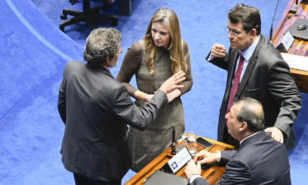 esquerda o globo
