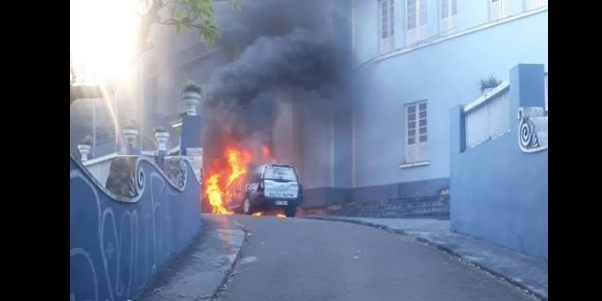 Viatura da PM pega fogo