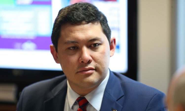 MINISTRO SUSPEITO PEDE DEMISSAO