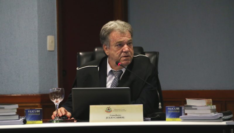 TCE - Júlio Cabral suspende concurso público