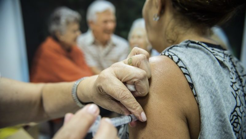 VACINA GRIPE ESPERA BRASILEIROS