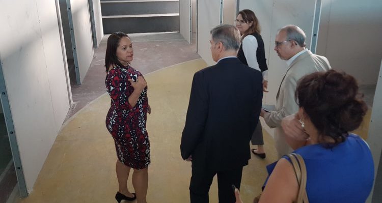 ABRIGO VENEZUELANOS COROADO REFORMADO