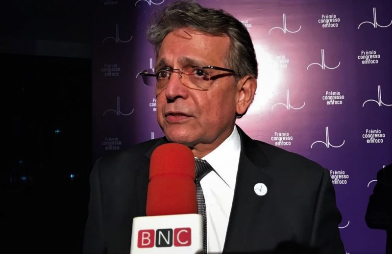 "Eu vou assinar a ficha dele (Amazonino)", diz Pauderney
