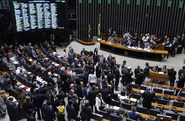 Sistema proporcional visa votos a partidos e coligações