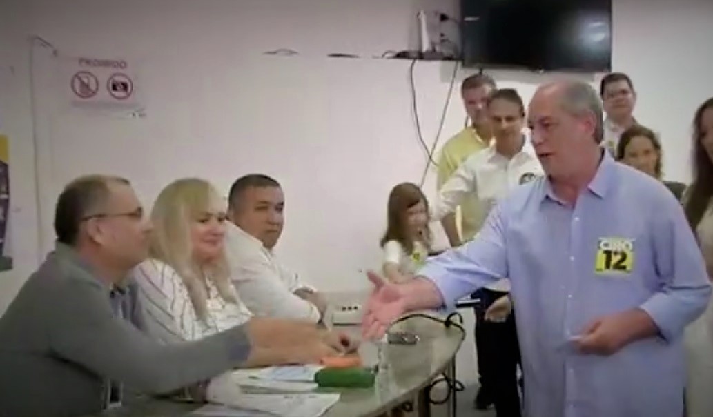 Após votar, o presidenciável Ciro Gomes chamou Jair Bolsonaro de arrogante e despreparado