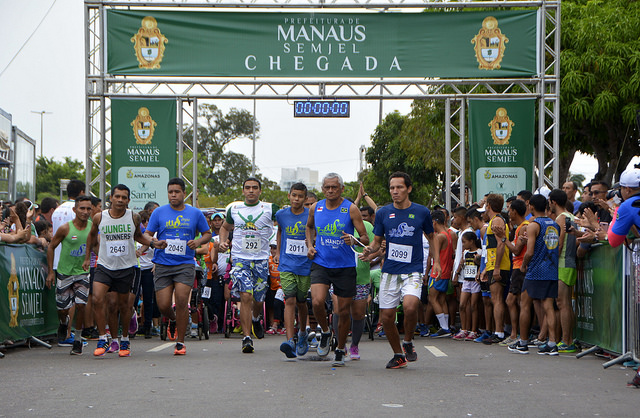 Municípios Corrida internacional celebra 349 anos de Manaus nesta quarta Os 349 anos de Manaus serão comemorados em grande estilo com a realização da 9ª Corrida Internacional Cidade de Manaus, nesta quarta-feira, dia 24, no complexo turístico da praia da Ponta Negra, zona oeste. São esperadas 5 mil pessoas no local. O evento realizado pela Prefeitura de Manaus terá concentração às 7h e largada às 7h30. Os vencedores da corrida serão premiados com passagem aérea para representar Manaus na 94ª Corrida Internacional de São Silvestre, em São Paulo. Os 2 mil inscritos estão divididos em quatro categorias: geral, servidor, estagiário e pessoa com deficiência. O percurso da corrida será de 5 quilômetros, com trajeto saindo do anfiteatro da Ponta Negra até a entrada do condomínio Jardim das Américas e, em seguida, retorna para o anfiteatro, onde será a linha de chegada. A 9ª edição da Corrida Internacional Cidade de Manaus é coordenada pela Secretaria Municipal de Juventude, Esporte e Lazer (Semjel) e apoio de outros órgãos da prefeitura, além do Corpo de Bombeiros, Polícia Militar, empresa de saúde Samel e outras. Foto: