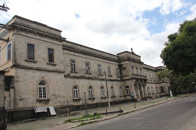 Ação do tempo e dos vândalos deteriora prédio da Santa Casa há dez anos