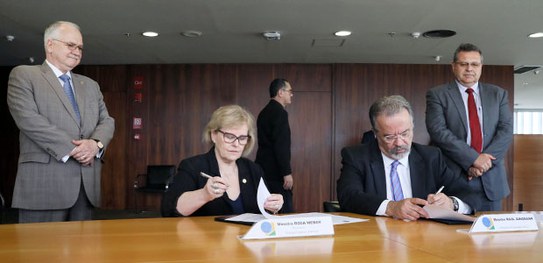 Em caso de erro em urna na hora de votar, mesário deve ser avisado