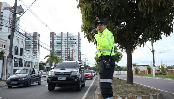 Agentes trânsito pagamento Manaustrans