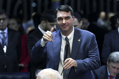 Festeiro como o pai, Flávio Bolsonaro é esperado em festa em Parintins