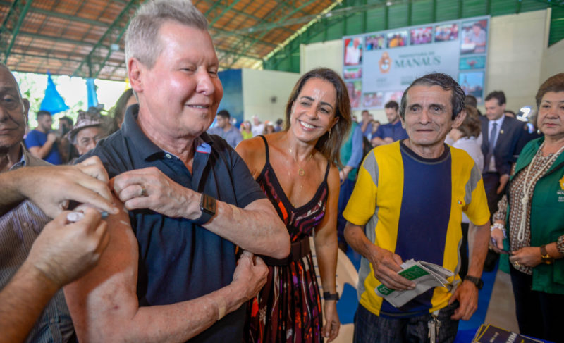 Arthur Neto vacinando