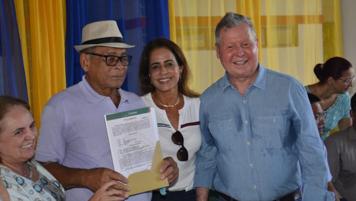 Arthur entrega título de terra