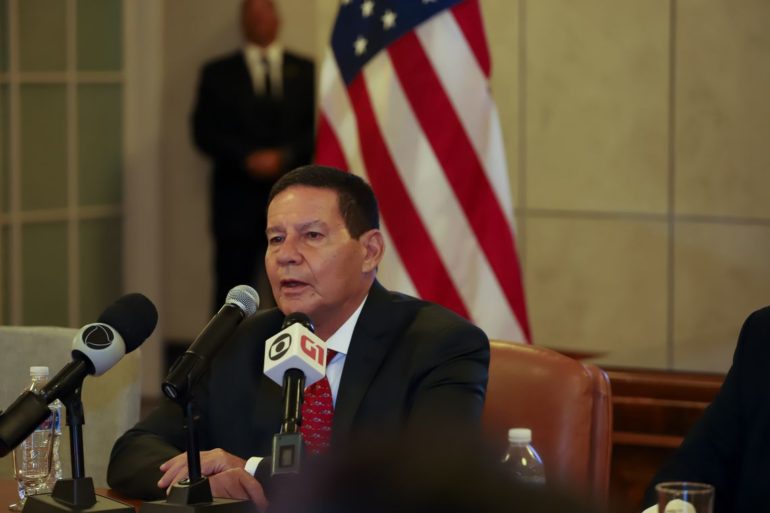 Mourão minimiza queimadas na Amazônia ao comparar com fogo nos EUA
