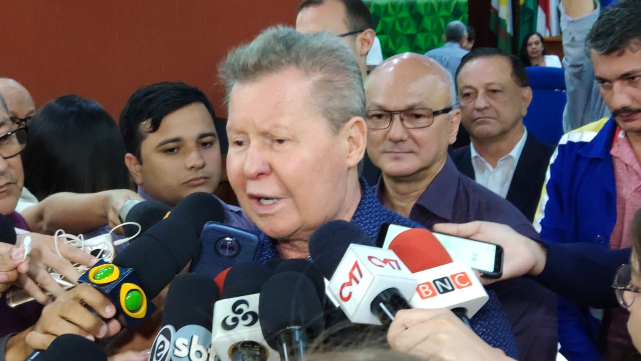 Arthur inicia asfaltamento das ruas do DI