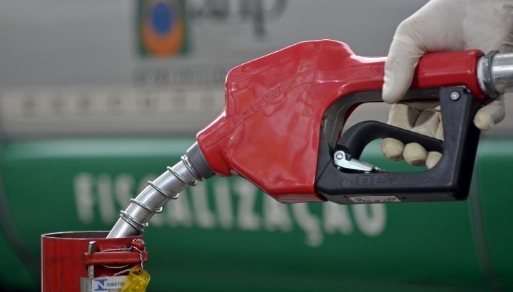 Bolsonaro "entrega" ganância dos postos de gasolina no Amazonas