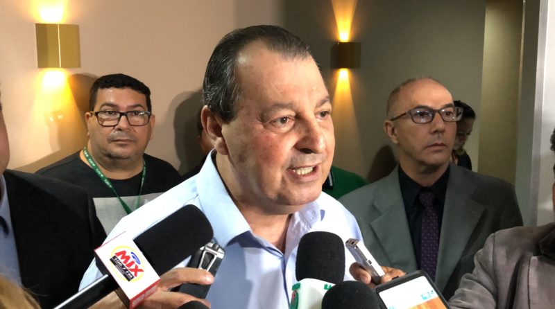 Omar Aziz compara Bolsonaro ao “macaco guariba”