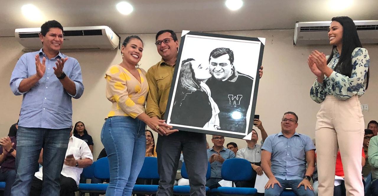 Bi Garcia entrega quadro de artista parintinense a Wilson