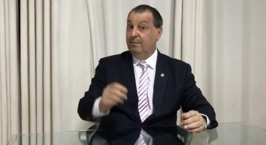 Omar Aziz afirma à Folha que Bolsonaro negligenciou compra de vacinas
