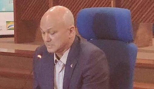 Menezes leva bronca de prefeito ao tentar patrulhá-lo sobre o IPI