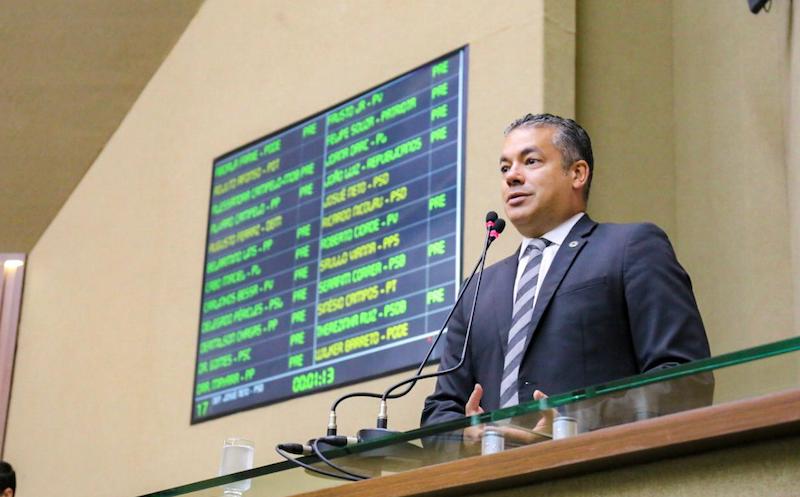 Exames confirmam fratura na perna direita de Josué Neto