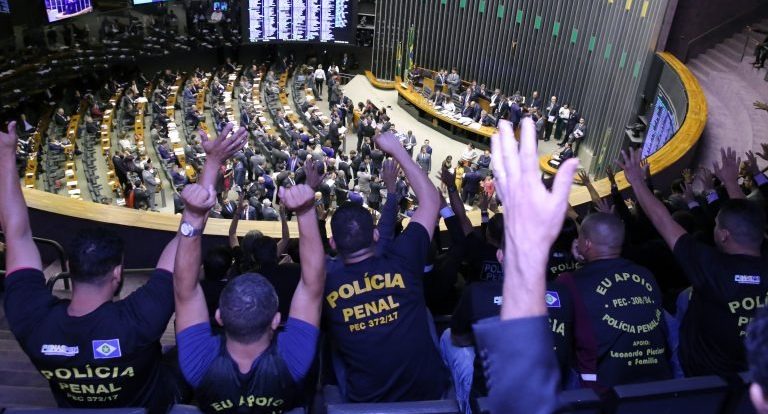 camara, aprova, pec, policia, penais