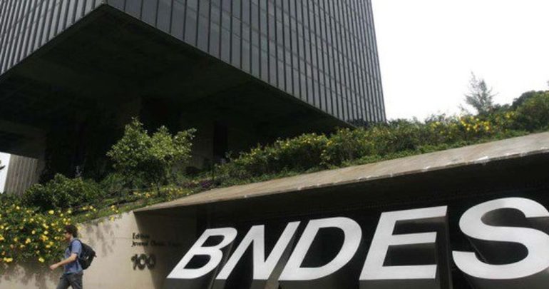 Bolsonaro fala a apoiadores que BNDES não tem "caixa-preta"