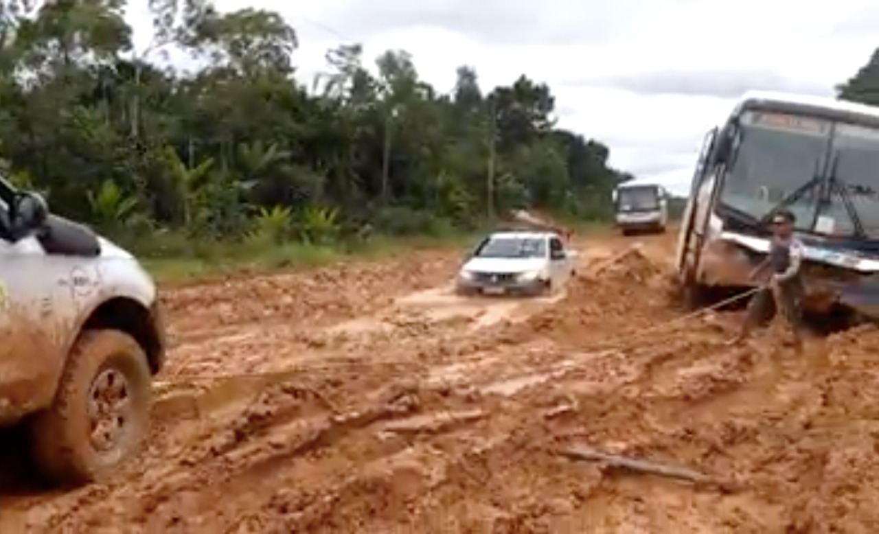 BUEIRO ROMPE NA br-319