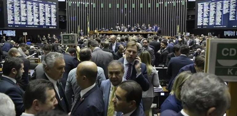 deputados, senadores, restituem, 222, bilhoes