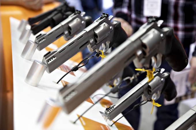 Exército revogou portarias de controle de armas para não atrapalhar economia