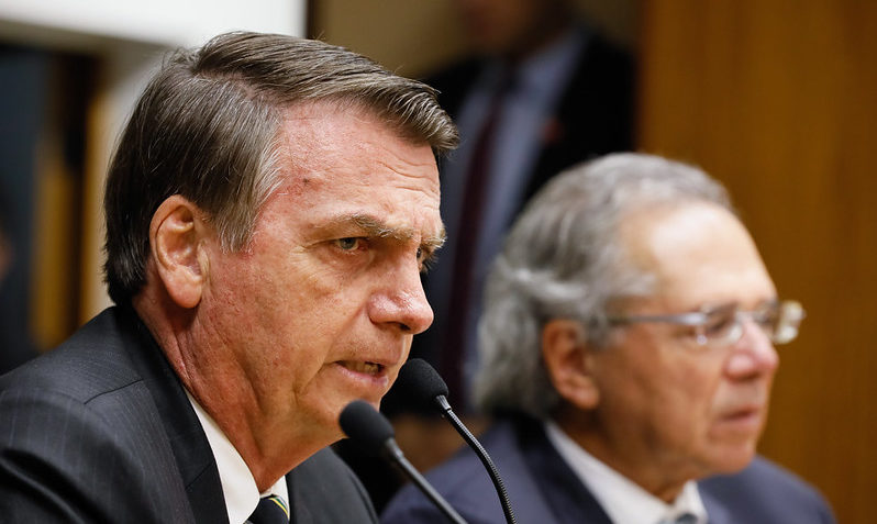 Bolsonaro promete melhorar salário do servidor, mas só em 2023