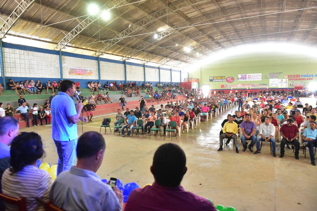 Wilson Lima entrega recursos a pescadores