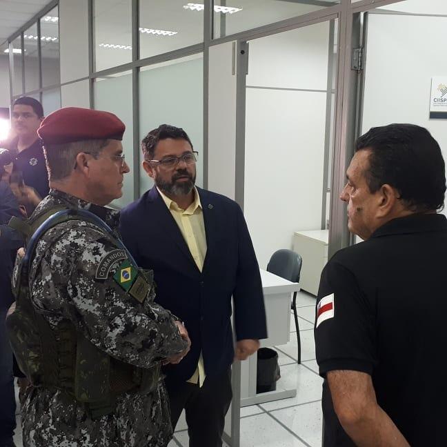 General visita centro de inteligência