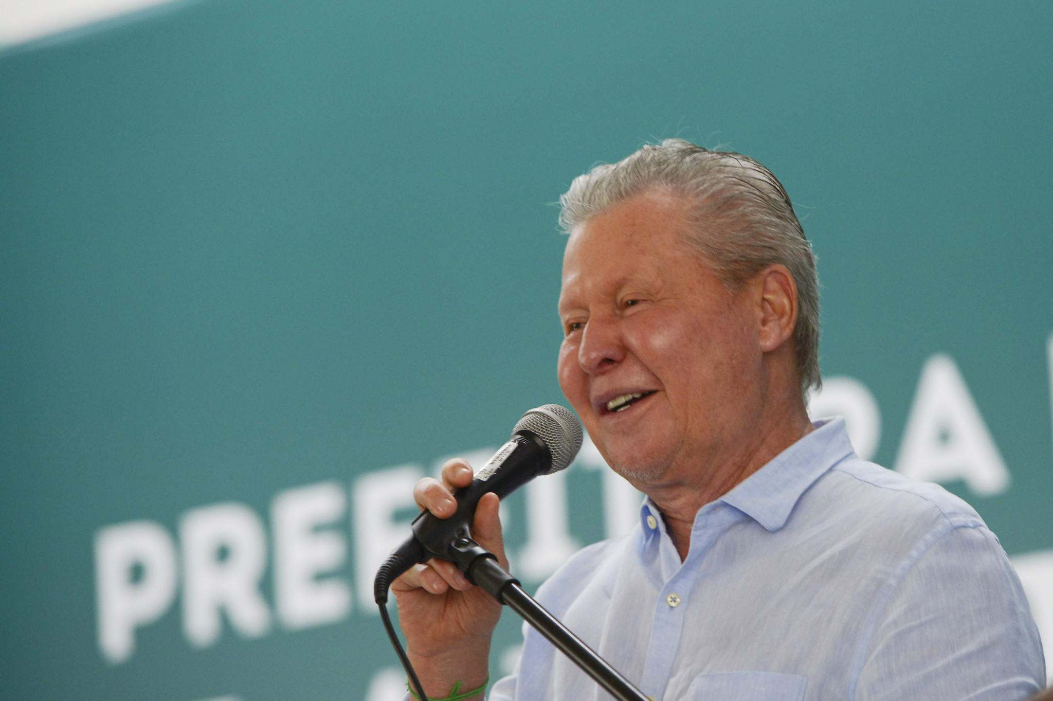 Prefeito antecipa salários dos servidores