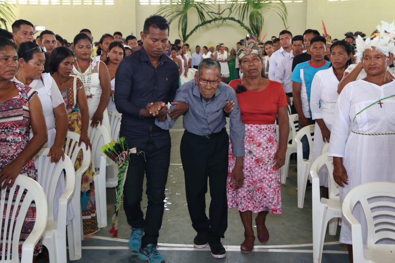 Ticuna de 100 ano casa em cerimônia coletiva