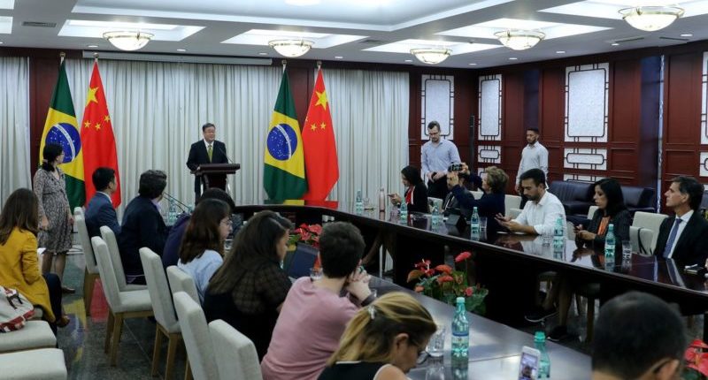 diplomata, chines, brasileiros, prisao, domiciliar