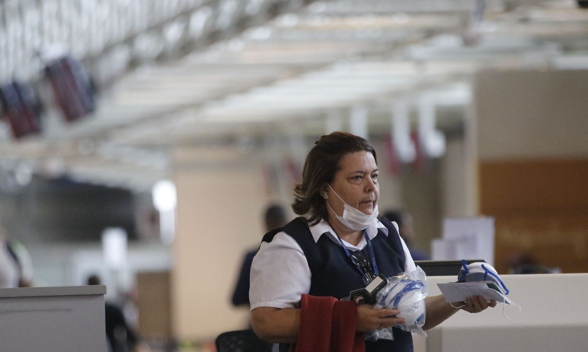 Sair sem máscaras em espaços públicos e privados gera multa de R$ 108