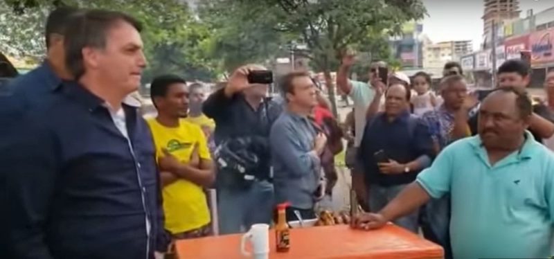 Exames Arquivadas Bolsonaro incentiva apoiador a agredir imprensa e jornalistas deixam coletiva