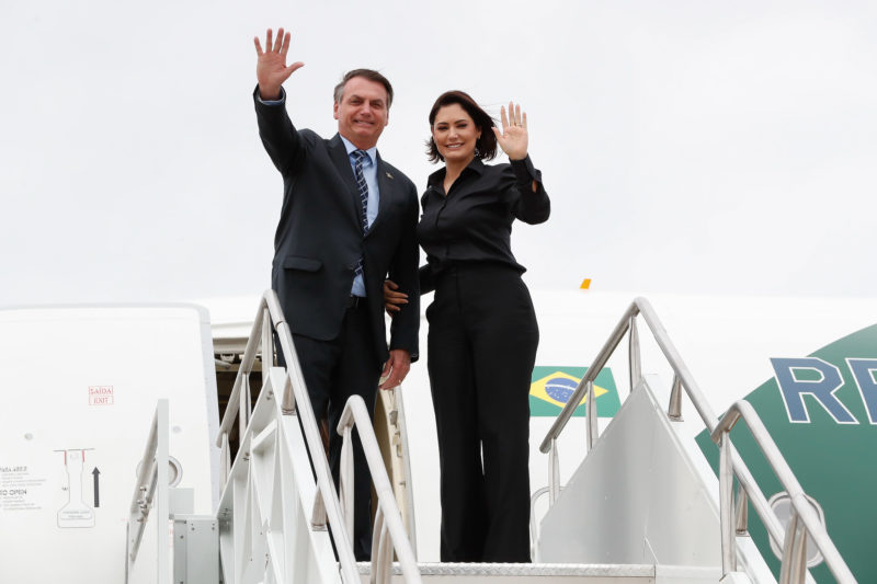 Bolsonaro jura que cheques de R$ 89 mil de Queiroz foram para ele