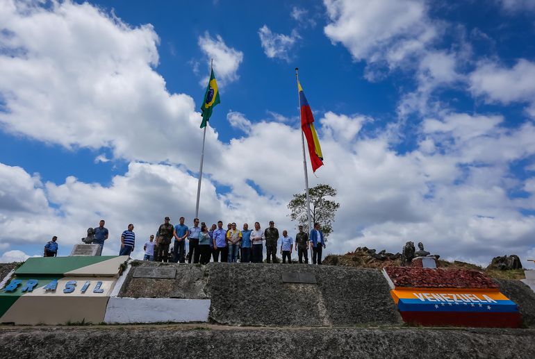 Portos, aeroportos e divisas estaduais devem ficar abertos