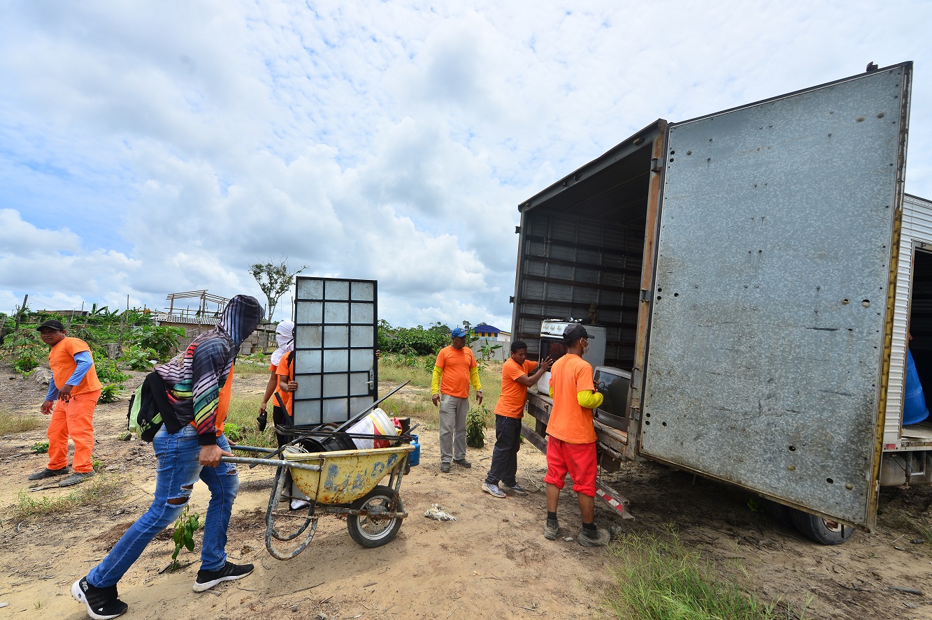 Força-tarefa do governo ajuda moradores a deixaram o Monte Horebe