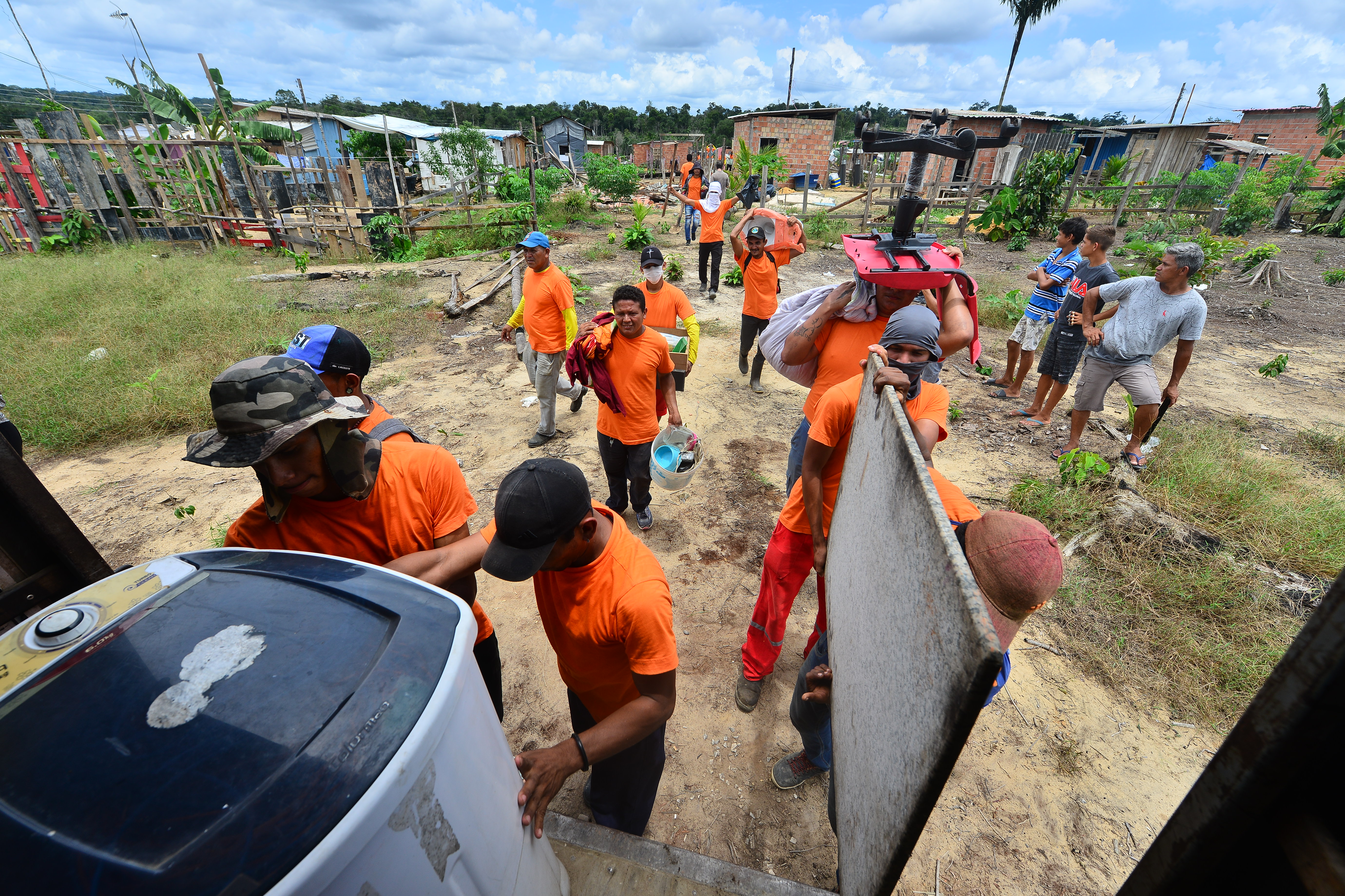 Força-tarefa do governo ajuda moradores a deixaram o Monte Horebe